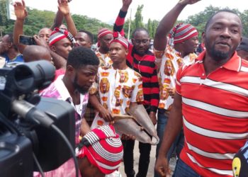 Nnamdi Kanu Ne Mai Ceton: Ƴan Kabilar Igbo magoya bayan shugaban IPOB Kanu a Kotu