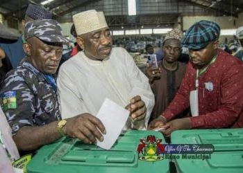 Ƴan Sanda na binciken jami’in da aka gani yana jefa kuri’a a zaɓen shugabannin jam’iyya  a Kano