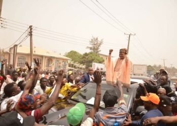 LABARI CIKIN HOTUNA: Yadda ƴaƴan jam’iyyar APC da dubban mutanen Kaduna suka yi wa Sanata Uba Sani goma ta arziki