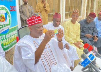GUGUWAR CANJIN SHEƘA A KANO: Jiga-jigan APC, ‘Yan Majalisar Tarayya da Shugaban Ma’aikatan Gidan Gwamnati sun saki Ganduje sun kama Kwankwaso a NNPP