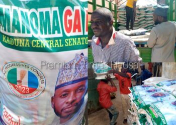 GOMA TA ARZIKI: Dattijo ya yi wa manoman Kaduna ambaliyar dubban buhunan taki