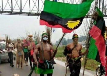 DOKAR ZAMAN GIDA DOLE: Ƴan ƙungiyar IPOB sun tada bamabamai a Kasuwar Izombe, sun babbake motoci