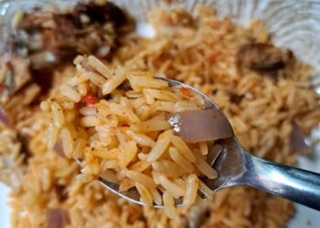 Yadda cefanen haɗa lafiyayyar dafa-duka (Jollof rice) ya ƙaru, aka bar talaka da cin shinkafa garau-garau