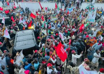 GUGUWAR ‘INAAA MATASAAA’ TA HARGITSA SIYASAR BARNO: Dandazon jama’a sun fito ana sheƙa ruwan sama, sun tarbi Kwankwaso a Maiduguri