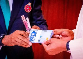 BA TA RINU BA, TA YI SHUƊI: Ko dai zabibi ne Emefiele ya shafa wa Naira 200, 500  da 1,000?