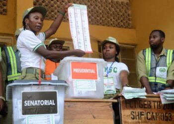 ZAƁEN 2023: ‘Yan NYSC ne kaɗai INEC ta amince su riƙa sarrafa na’urar tantance mai rajista (BVAS) – INEC