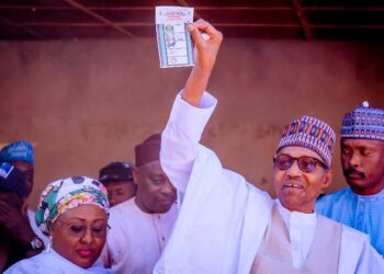BAYA BA ZANI A RANAR ZAƁE: Jami’an tsaro sun watse daga rumfar zaɓen Buhari, bayan Shugaban Ƙasa da matar sa A’isha sun dangwala ƙuri’a