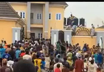 ‘Yan sanda sun ce gidan da mafusata su ka kai wa hari a Bauchi ba na Shugaban INEC ba ne