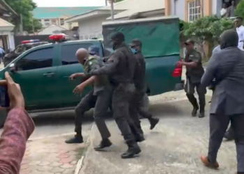 Yadda SSS da Jami’an Gidan Kurkuku suka kwashi ‘yan kallo a kotu, saboda Emefiele