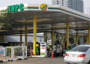 SABUWAR GUGUWAR RAƊAƊIN TSADAR RAYUWA: Litar fetur ta koma N617 a gidajen man NNPC