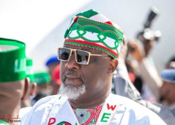 Za mu gina Otel Otel bisa ruwa idan na zama gwamna – Dino Melaye