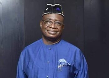 HUJAR YANKAN-SHAKKU: An bankaɗo bidiyon yadda Akpabio ya yi wa sabon Kwamishinan Zaɓe wankan tsarkin shiga APC a wurin kamfen, cikin 2018