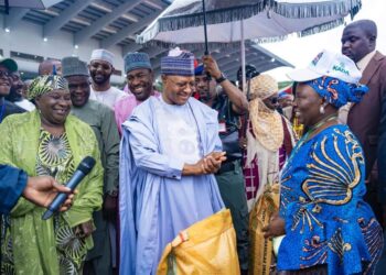 Gwamna Uba Sani ya gwangwaje manoman Kaduna 120,000 da tan 15,000, ‘Tireloli 500’ na takin zamani kyauta