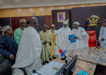 Gwamna Namadi ya karrama dan jaridar da ya dawo da kudin da ya tsinta a Makkada kujerar Hajji a baɗi