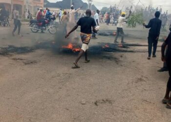 Yadda masu zanga-zanga suka afka garin Daura suka banka wuta a taya a gaban gidan Buhari