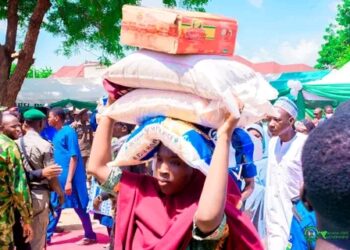AMBALIYA A JIGAWA: Gwamna Namadi ya raba kayan abinci da kuɗaɗe ga mutum 15,775 waɗanda ruwa ya yi wa ɓarna