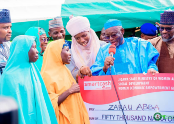 TALLAFIN JCARES: Gwamnan Jigawa ya raba wa mata 12,600 jarin kama sana’ar dogaro da kai