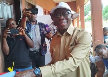 ZAƁEN EDO: ‘Yunwa ba hujja ba ce da mutum zai sayar da ƙuri’ar sa ranar zaɓe’ – Sanata Oshiomhole