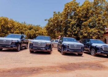 Gwamnan Kebbi ya gwangwaje sarakuna da sabbin motoci na alfarma