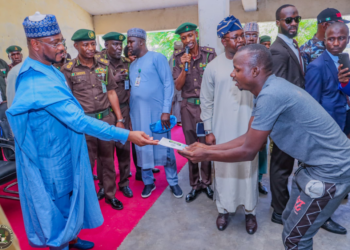 Gwamnan Lawal na Zamfara ya yafe wa wasu fursunoni tare da gwangwaje su da kyautan kuɗi