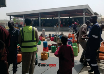 BAKI HAR KUNNE: Yadda faɗuwar farashin iskar gas a Kano ya jawo dogon layi da farin ciki ga al’umma