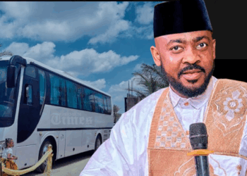 Farfesa Gwarzo ya gwangwaje makarantar Intercontinental Schools da sabuwar mota kirar Bus mai kujera 30