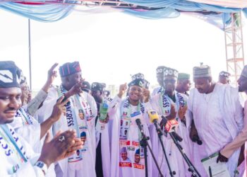 Ƴan Majalisa 12 sun sauya sheƙa zuwa jam’iyyar APC, yayin da gwamna Uba Sani ya Karɓe su a Kaduna