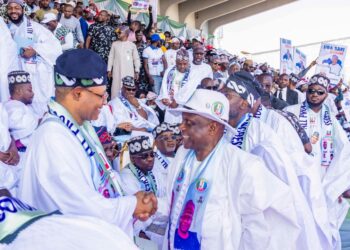 Ƴan Majalisa 12 sun sauya sheƙa zuwa jam’iyyar APC, yayin da gwamna Uba Sani ya Karɓe su a Kaduna