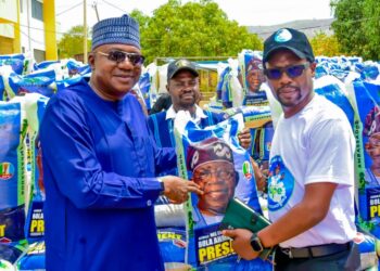 2027: Dalilin da ya sa Atiku ya ƙalubalanci Tinubu kan amfani da raba shinkafa da taliya domin lashe zaɓe