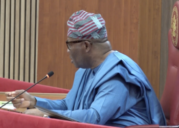 ‘Idan ka cigaba da tada jijiyoyin wuya, zan dau mataki a akan ka, Ka yi mana shiru’ – Martanin Akpabio ga Oshiomhole