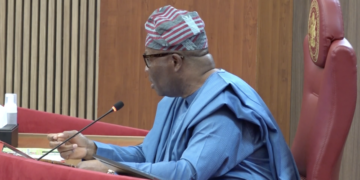 ‘Idan ka cigaba da tada jijiyoyin wuya, zan dau mataki a akan ka, Ka yi mana shiru’ – Martanin Akpabio ga Oshiomhole