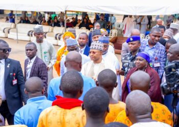 RANAR DIMOKURAƊIYYA: Uba Sani ya raba wa fursunoni 97 da ya sa aka saki tallafin kuɗi don fara Sana’a
