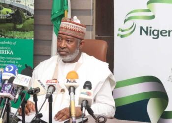 Yadda tsohon minista Hadi Sirika ya yi wasa da hankalin ‘yan Najeriya ta amfani da jirgin Ethiopia a matsayin ‘Nigeria Air’ a lokacin Buhari – In ji wata shaida
