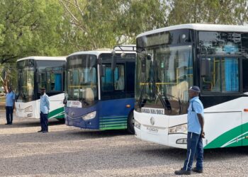 Ranar Dimokuraɗiyya: Daliban jami’o’i uku a Kano sun karɓi kyautar motocin bas masu amfani da CNG daga Gwamnatin Tarayya