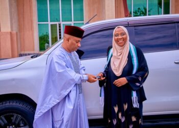 Kyan Alkawari Cikawa: Farfesa Adamu Gwarzo ya mika sabuwar motar Hilux ga Jami’ar Northwest Kano