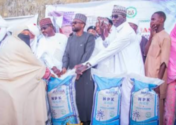 Yadda Manoma mata a Kaduna suka yabawa gwamna Uba Sani wajen karbar kyautan Takin Zamani a Zariya da Sabon Gari